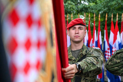 Vojnik drži zastavu Hrvatske Hrvatski vojnik s državnom zastavom. Vojska Republike Hrvatske. Oružane snage Hrvatske.