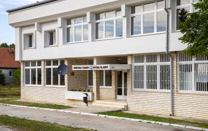 Zgrada opštine Glamoč Zgrada opštine Glamoč - ulaz