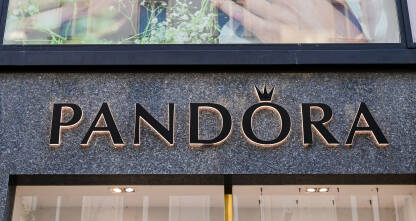 Logotip trgovine Pandora. Znak  Pandora iznad draguljarnice.