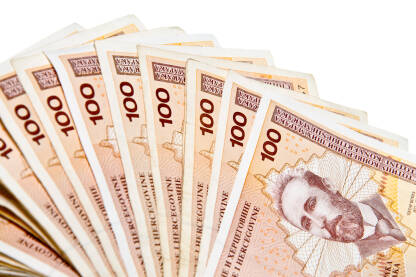 Novčanice  od 100.00 KM.Krupni kadar izolovane za bijeloj pozadini.