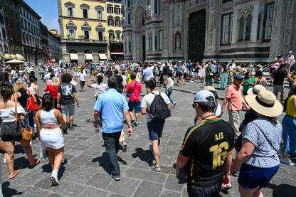 Firenca, Italija: Ljudi šetaju na trgu. Firenca, Italija: Ljudi šetaju na trgu ispred katedrale. Zgrade u centru grada. Turisti istražuju grad.