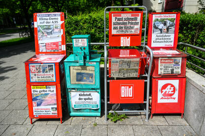 Kiosk sa novinama Kiosk sa novinama na ulici. Stalak za novine sa štampom u Njemačkoj. Nemačke dnevne, sedmične novine i časopisi. Njemačka štampa.