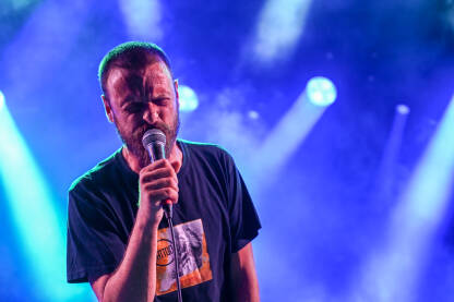 Ivan Katić, pjevač benda M.O.R.T. Ivan Katić, pjevač benda M.O.R.T. iz Sinja. Pjevač pjeva na bini na festivalu.