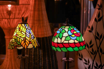 Lampe za prodaju u trgovini noću. Lampe za prodaju u trgovini noću. Prodavaonica opreme za rasvjetu.