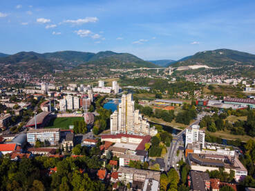 Zenica, Bosna i Hercegovina Zenicu, Bosna i Hercegovina, snimak dronom. Zgrade, ulice, parkovi i stambene kuće. Centar grada Zenice, pogled odozgo. Gradski pejzaž.