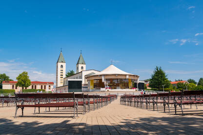 Međugorje sa vanjskim oltarom. Na vanjskom oltaru misa se služi i slavi tijekom ljepših dana.