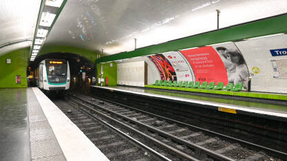 Pariz, Francuska: Stanica podzemne željeznice. Pariz, Francuska: Stanica podzemne željeznice. Javni gradski prijevoz. Moderna stanica metroa u centru grada. Podzemni voz.