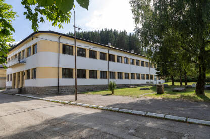 Kulturno-obrazovna ustanova “Narodni univerzitet Glamoč” Glamoč Zgrada Kulturno-obrazovna ustanova “Narodni univerzitet Glamoč” Glamoč ili takozvani “Dom kulture”