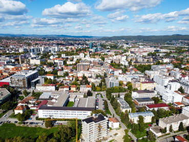 Banja Luka Banja Luka, Bosna i Hercegovina, snimak dronom. Zgrade, ulice, parkovi i kuće. Centar Banja Luke.