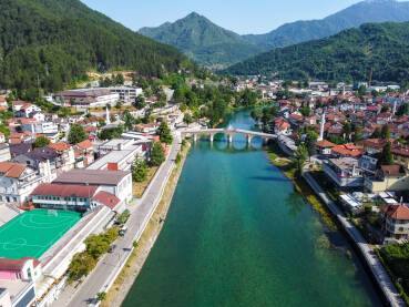 Konjic i rijeka Neretva, Bosna i Hercegovina. Snimak dronom.