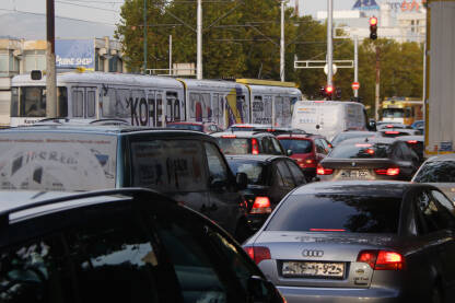 Kolona automobila u gradskoj gužvi,atmosfera svakodnevice. Užurban urban ritam.