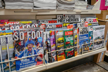 Štampa u Francuskoj Pariz, Francuska: Dnevne i sedmične novine na kiosku. Časopisi izloženi u radnji, krupni plan. Štampa u Francuskoj.