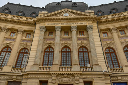Zgrada glavne univerzitetske bibioteke u Bukureštu. Spomenik kralju Carolu I.