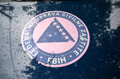 Civilna zaštita Civilna zaštita FBiH. Simbol Civilne zaštite na automobilu.
