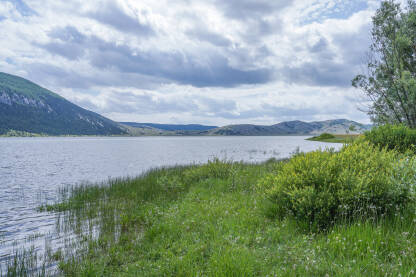 Blidinje jezero ili Blidinjsko jezero Blidinje jezero se nalazi između planina Čvrsnice i Vrana.
