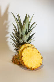 Svježi ananas Svježi Ananas izolovan na bijeloj pozadini.
Tropsko voće .