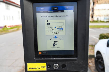 Parking automat na parkingu. Parking automat na parkingu. Plaćanje parking karte.