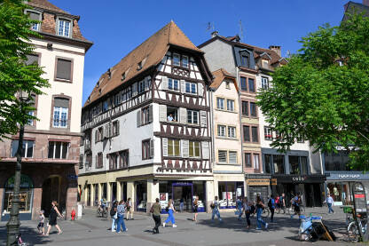 Strasbourg, Francuska: Ljudi i zgrade u centru grada. Strasbourg, Francuska: Zgrade u centru grada. Ljudi hodaju po trgu.