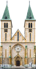 Frontalni prikaz Katedrale Srca Isusova u Sarajevu, jedne od najpoznatijih historijskih i arhitektonskih građevina u gradu.Na desnoj strani nalazi se statua pape Ivana Pavla II.