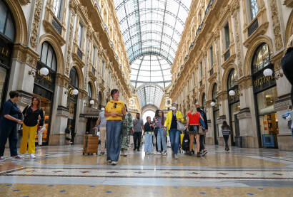 Milano, Italija: Ljudi šetaju galerijom Vittorio Emanuele II. Milano, Italija: Ljudi šetaju galerijom Vittorio Emanuele. Najstarija trgovačka galerija u Italiji i poznata turistička atrakcija u centru grada.