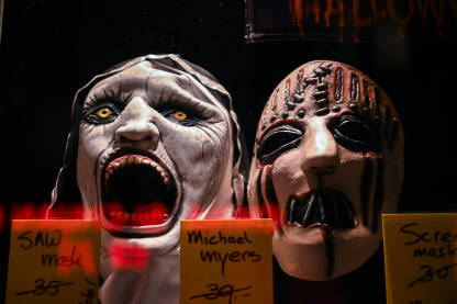 Maske poznatih likova iz horor filmova. Saw mask. Michael Myers mask. Zastrašujuće maske u izlogu. Maske poznatih likova iz horor filmova.