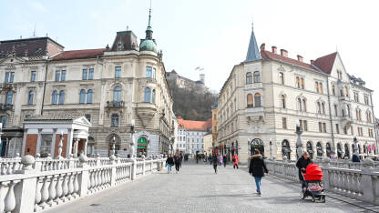 Ljubljana, Slovenija. Zgrade i ljudi na trgu. Ljubljana, Slovenija. Zgrade u centru grada. Ljudi na trgu.