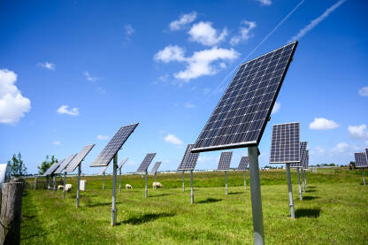 Solarni paneli. Solarna energija. Solarni paneli. Solarna energija. Proizvodnja čiste obnovljive energije od sunca.
