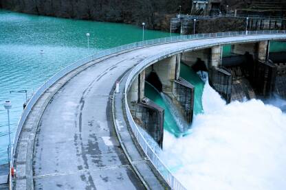 Brana na Jablaničkom jezeru Brana, Hidroelektrana Jablanica. Jablaničko jezero.