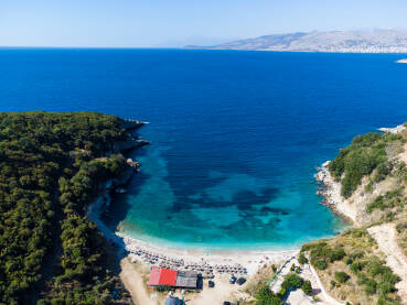 Pješčana plaža i more ljeti Pješčana plaža i more ljeti, snimak dronom. Ležaljke i suncobrani.