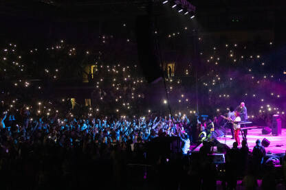 Publika i izvođači na koncertu Humanitarni koncert u Areni "Husejin Smajlović" u Zenici