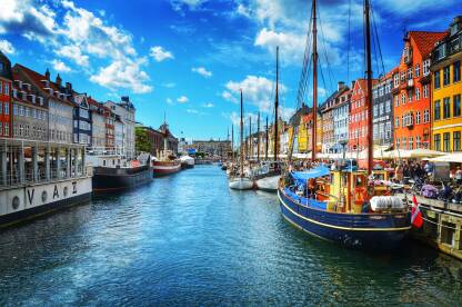 Nyhavn je kultna povijesna luka u srcu Kopenhagena, prepoznatljiva po nizu
živopisnih šarenih kuća iz 17. i 18. stoljeća koje se protežu duž kanala.