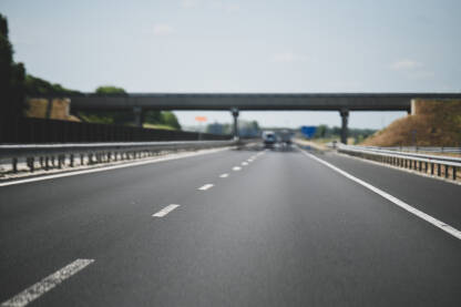 Vožnja autoputem. Nejasna cesta. Opasna vožnja. Vožnja autoputem. Asfalt. Putovanje autoputem. Pogled vozača na put.