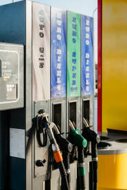 Pištolji za točenje goriva na benzinskoj pumpi.