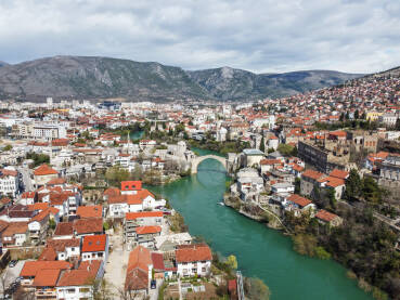 Mostar, Neretva i Stari most Mostar, Neretva i Stari most, snimak dronom. Panoramski snimak Mostara u proljeće.