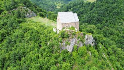 Bobovac, Kraljeva Sutjeska Bobovac je najznačajniji i najbolje utvrđeni grad u srednjovjekovnoj Bosni podignut na strmoj, stubastoj stijeni južnih padina planinskoga masiva Dragovskih i Mijakovskih poljica iznad ušća Mijakovske