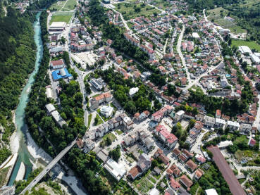 Jablanica, Bosna i Hercegovina, snimak dronom. Panorama Jablanice i rijeke Neretve.