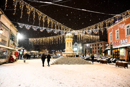 Grad Tuzla, BiH. Noćni snimci. Snijeg u centru zgrada.