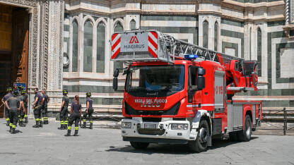 Vatrogasci i vatrogasno vozilo u Firenzi, Italija. Vatrogasci i vatrogasno vozilo u Firenzi, Italija. Vatrogasci na intervenciji.