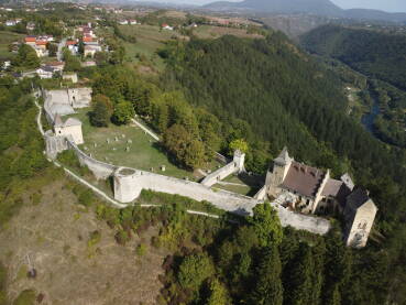 Dvorac Ostrožac Pogled na dvorac Ostrožac kod Cazina