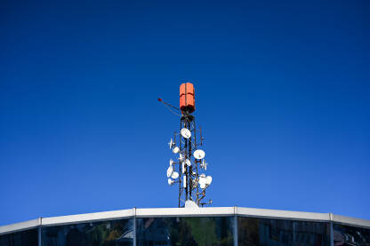 Antena Antena. GSM i radio telekomunikacioni toranj. Toranj za mobilni telefon.