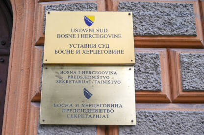 Ustavni sud Bosne i Hercegovine Ustavni sud Bosne i Hercegovine. Tabla sa natpisom: Ustavni sud BiH.