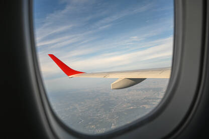 Avionsko krilo Krilo aviona iznad oblaka, visoko iznad zemlje.