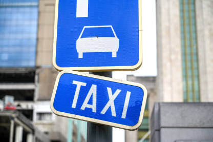 Taksi stanica Znak za taksi stajalište u gradu. Taxi stajalište.
