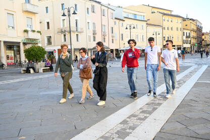 Rimini, Italija: Grupa ljudi šeta ulicom Rimini, Italija: Grupa ljudi šeta ulicom u centru grada.