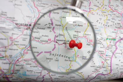Nevesinje Nevesinje - zakačen grad na mapi pogled kroz lupu