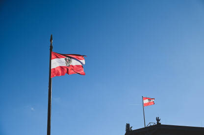 Zgrada austrijskog parlamenta u Beču. Beč, Austrija: Zgrada austrijskog parlamenta u Beču. Zastave Austrije ispred Parlamenta.