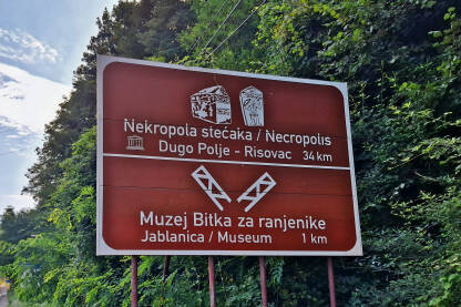 Tabla na cesti. Nekropolja stećaka Dugo polje-Risovac, Muzej Bitka za ranjenike Jablanica.