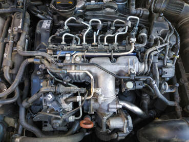Stari dizel motor u autu Stari dizel motor u vozilu. Automobilski motor.