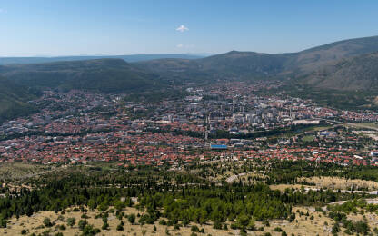 Panorama Mostara Pogled na Mostar u dolini okružen planinama