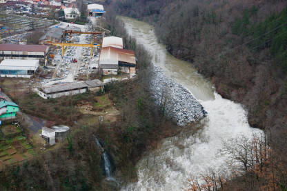 Rijeka Neretva u dijelu oko dijela općine Jablanice, teče starim koritom, nakon velikih padalina .